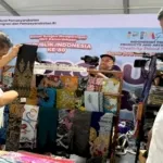 Menteri Imigrasi dan Pemasyarakatan, Agus Andrianto, memborong dua helai batik tulis dan cap bermotif khas yang lahir dari proses manual karya warga binaan Lapas Kelas I Cipinang (Web.Ditjenpas)
