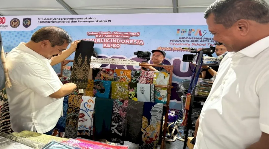 Menteri Imigrasi dan Pemasyarakatan, Agus Andrianto, memborong dua helai batik tulis dan cap bermotif khas yang lahir dari proses manual karya warga binaan Lapas Kelas I Cipinang (Web.Ditjenpas)