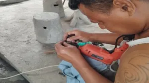 Lapas Kelas III Wonreli tunjukkan kreativitasnya dengan menghasilkan kerajinan ikat pinggang unik berbahan baku tanduk kerbau. (Web: Ditjenpas)