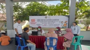 Lapas Kelas IIB Batang gelar pemeriksaan kesehatan dan pemberian paket nutrisi gratis bersamaan dengan layanan kunjungan tatap muka, Rabu (20/8). (Web. Ditjenpas)