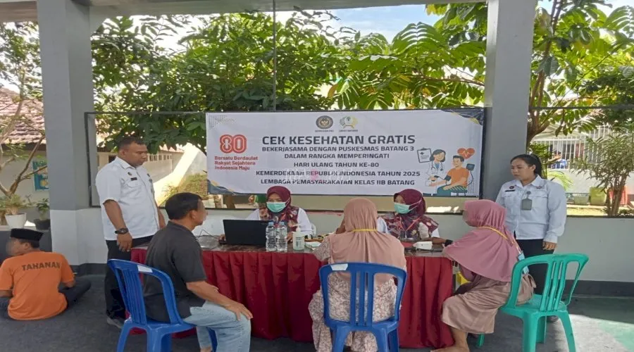 Lapas Kelas IIB Batang gelar pemeriksaan kesehatan dan pemberian paket nutrisi gratis bersamaan dengan layanan kunjungan tatap muka, Rabu (20/8). (Web. Ditjenpas)