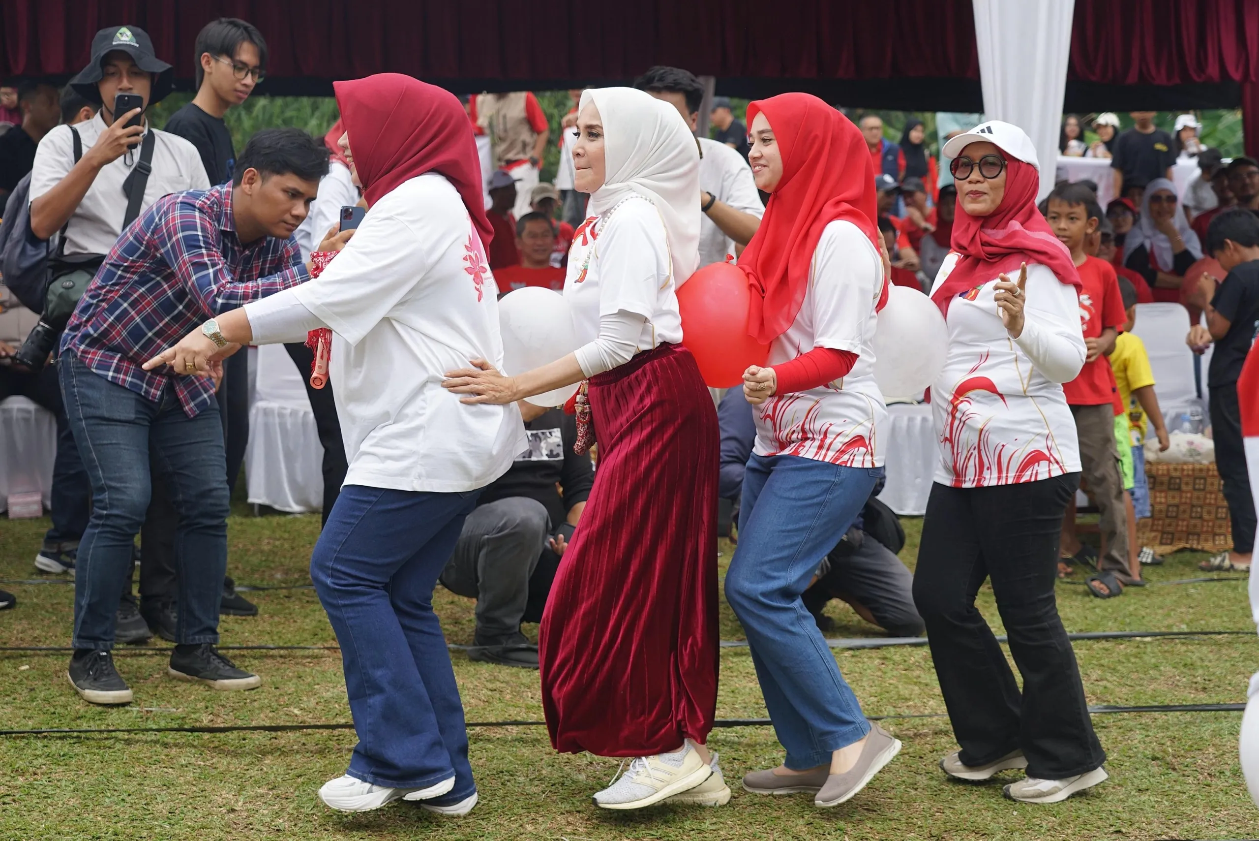 Ketua TP PKK Kota Bogor Ikut Lomba di Pesta Rakyat di Bogor
