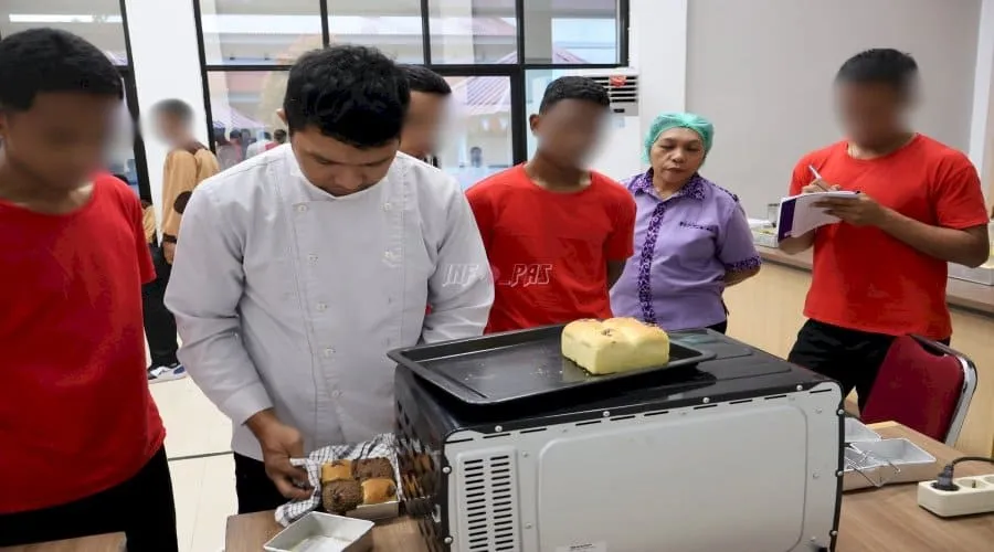 LPKA Kelas II Ambon gelar pelatihan kemandirian bertema "Teknik dan Proses Pembuatan Roti" diikuti 25 Anak Binaan, Jumat (29/8). (Web: Ditjenpas)