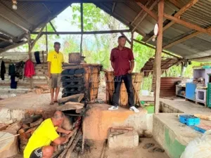 Lapas Kelas III Namlea terus mengintensifkan produksi minyak kayu putih unggulannya, LAPANAM untuk di pasarkan. (Web. Ditjenpas)