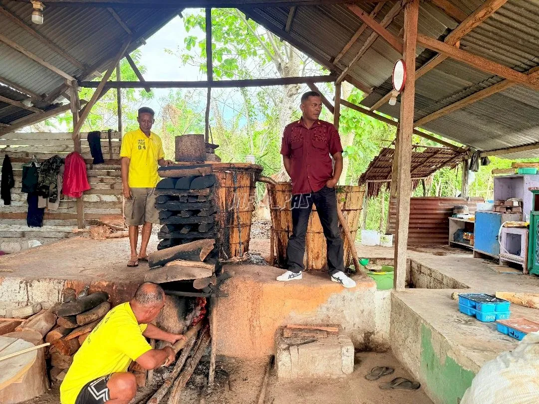 Lapas Kelas III Namlea terus mengintensifkan produksi minyak kayu putih unggulannya, LAPANAM untuk di pasarkan. (Web. Ditjenpas)