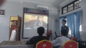 Dua Anak Binaan LPKA Medan antusias ikuti belajar melukis bersama DAAI TV di Aula LPKA, Senin (25/8). (Web. Ditjenpas)