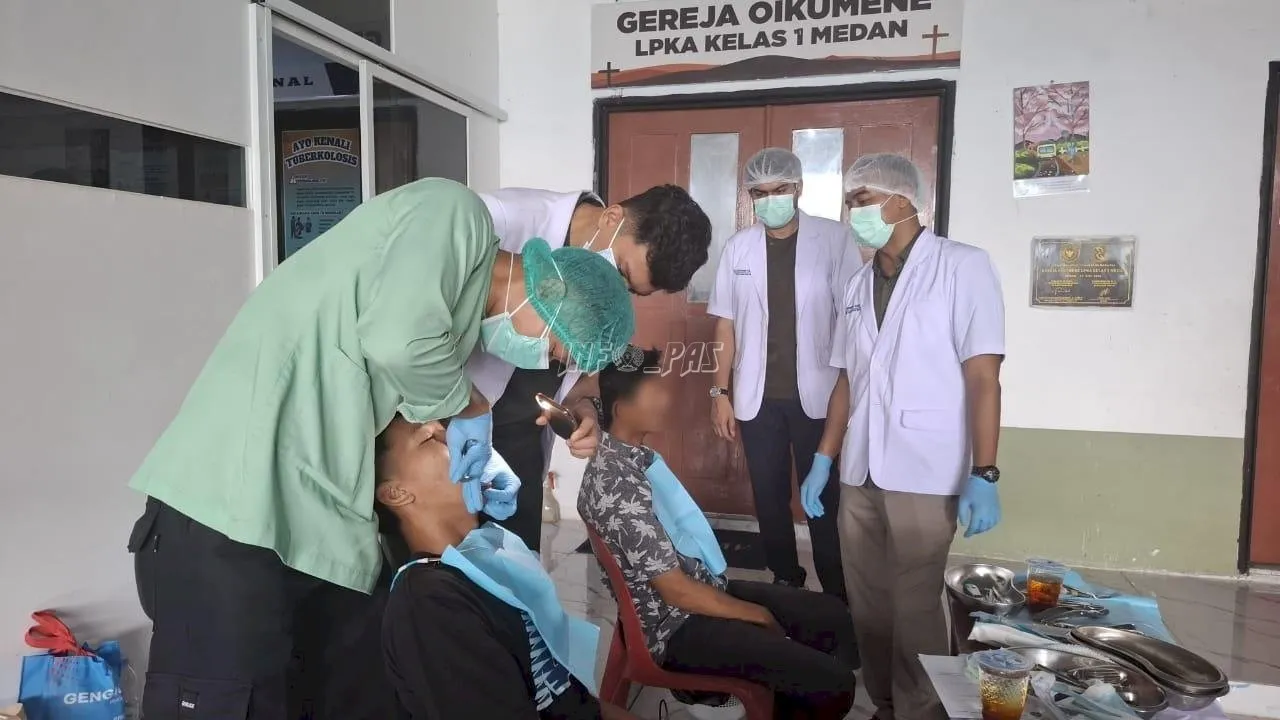 LPKA Medan dan FKG USU menggelar pemeriksaan dan perawatan gigi bagi Anak Binaan dalam rangka HUT ke-80 RI, Jumat (15/8). (Web Ditjenpas)