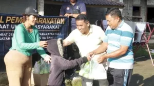 Lapas Narkotika Bangli gelar bakti sosial bagikan sembako hasil pembinaan warga binaan untuk masyarakat kurang mampu, bagian peringatan HUT ke-80 RI. (Web Ditjenpas)