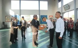 Wakil Bupati Batang Suyono menyerahkan remisi kepada warga binaan secara simbolis di aula Lapas Kelas II B Batang, Minggu (17/8/2025), (Dok. Istimewa)