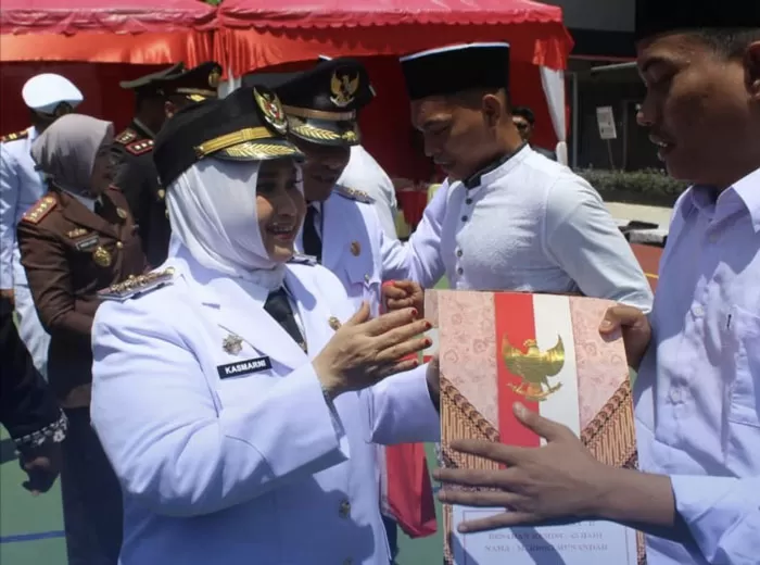 Momen Bupati Bengkalis Kasmarni menyerahkan SK remisi kepada WBP Lapas Bengkalis di Halaman Dalam Lapas Bengkalis, Ahad (17/8/2025) sore. (Dok.Istimewa)