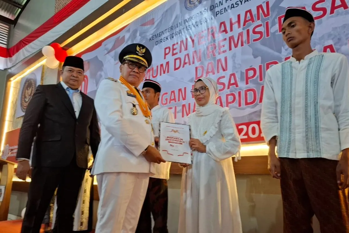 Wali Kota Bukittinggi Ramlan Nurmatias didampingi Kepala Lembaga Pemasyarakatan kelas II A Bukittinggi Herdianto menyerahkan keputusan remisi secara simbolis kepada wakil dari Warga Binaan Pemasyarakatan Lapas Kelas IIA Bukittinggi. (Al Fatah)