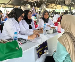 Lapas Kelas IIA Cibinong berpartisipasi aktif dalam kegiatan bakti sosial yang di selenggarakan Direktorat Jenderal Pemasyarakatan (Ditjenpas) berupa pengobatan gratis dan pemberian bantuan sosial bagi masyarakat Kelurahan Cipinang Besar Utara, Jakarta Timur, Rabu (27/08/2025). (Humas Lapas Cibinong)