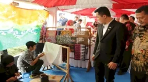 Wamenpora Taufik Hidayat memesan batik karya Warga Binaan Lapas Cipinang saat acara remisi di Lapas Salemba. (Web. Ditjenpas)