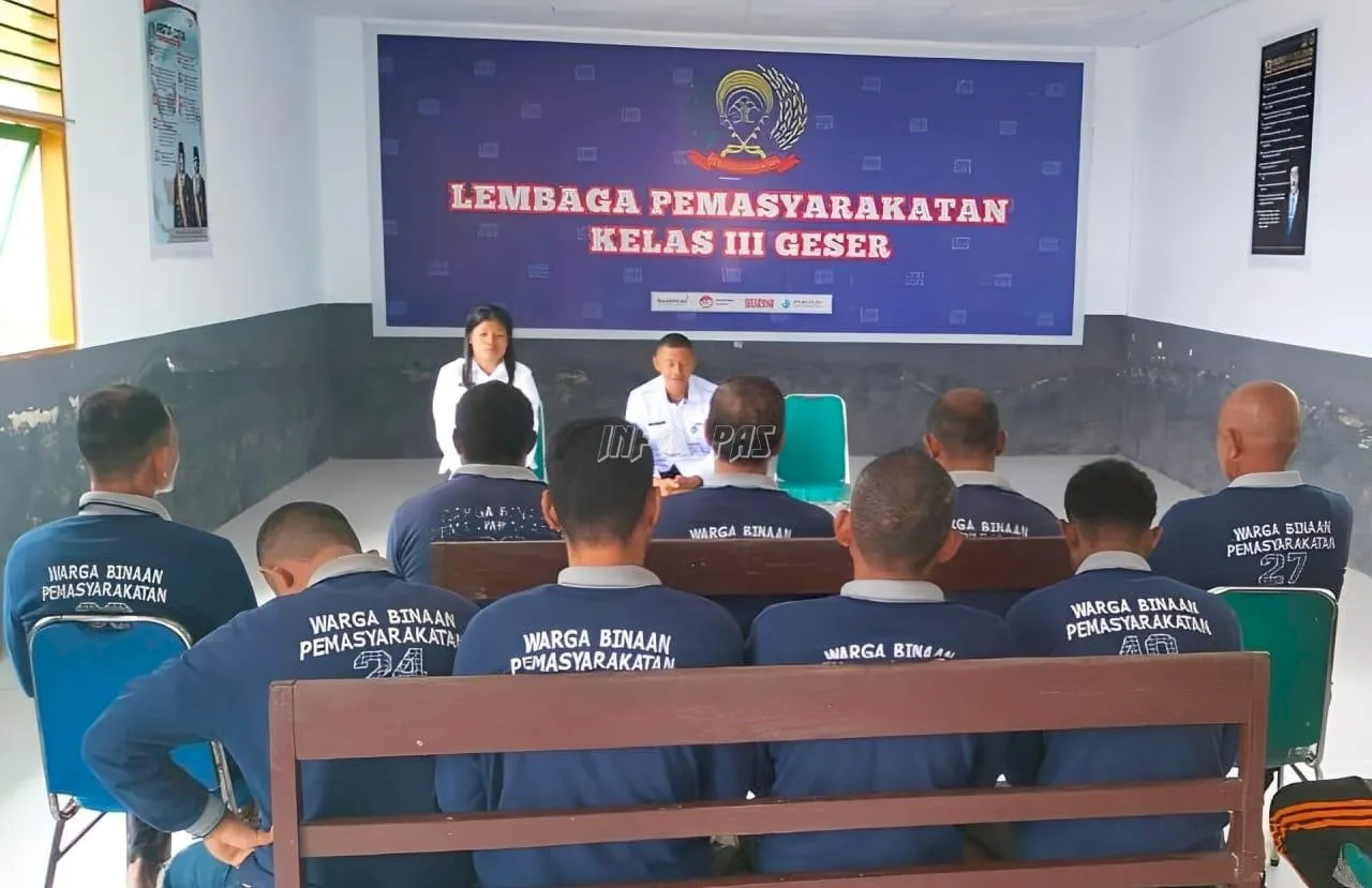 Lapas Kelas III Geser gelar sosialisasi persuasif untuk Warga Binaan guna menjaga stabilitas keamanan dan ketertiban dengan suasana interaktif dan kekeluargaan. (Web. Ditjenpas)