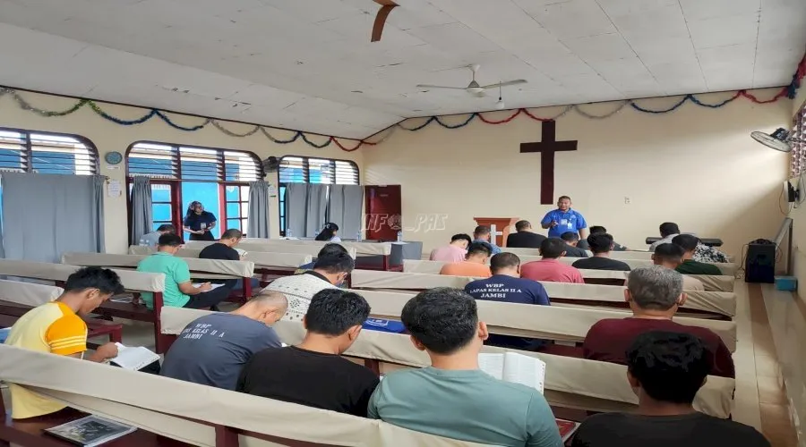 Lapas Kelas IIA Jambi berkomitmen membina kepribadian Warga Binaan melalui program kerohanian. Pada Selasa (19/8), kegiatan ini digelar di Gereja Oikumene Lapas Jambi bersama Yayasan Nathania. (Web. Ditjenpas)
