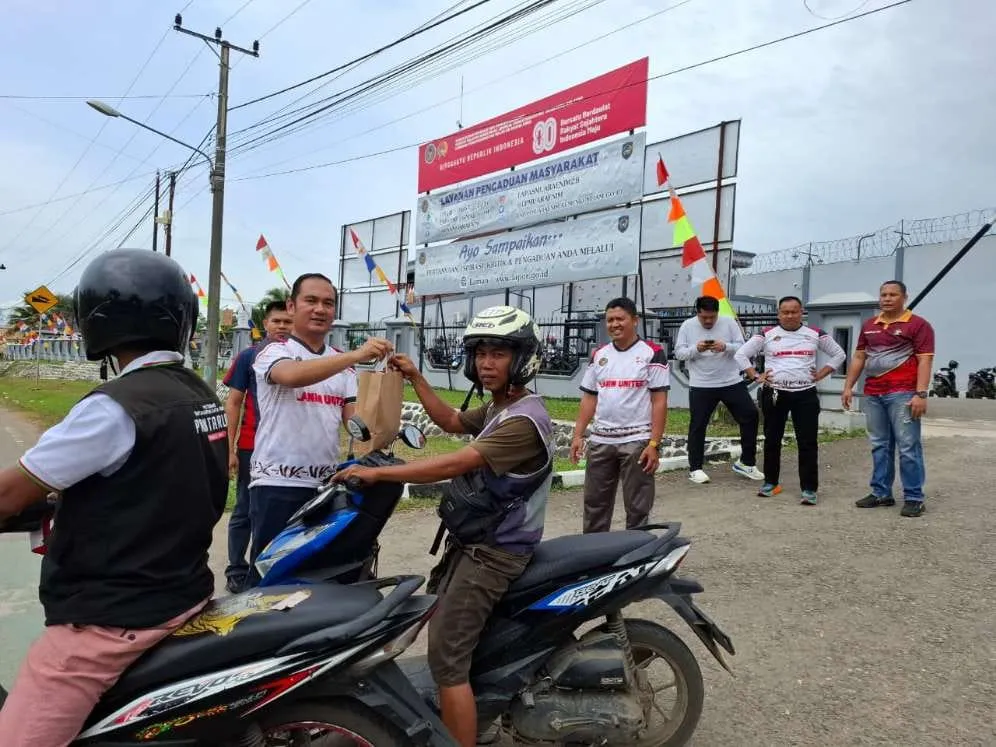 Lapas Muara Enim Bagikan Sembako Gratis ke Masyarakat Sekitar