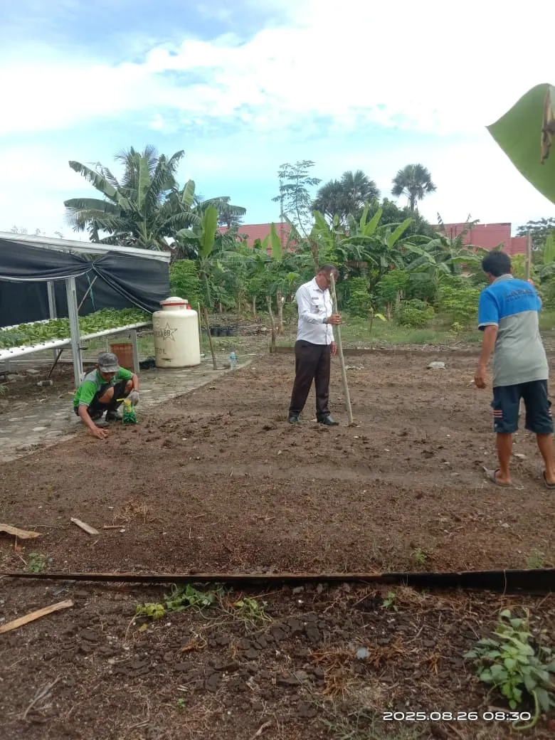 Lapas Palu Tanam Kangkung Dukung Program 13 Akselerasi