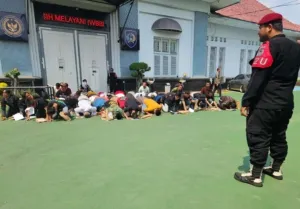 Narapidana Lapas Pemuda Kelas IIA Tangerang yang mendapatkan remisi bebas pada HUT Ke-80 RI melakukan sujud syukur karena mereka bisa langsung pulang kerumah dan berkumpul dengan keluarga, Minggu (17/8/2025) (RRI/Saadatuddaraen)
