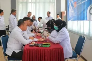 Lapas Pemuda Kelas IIA Madiun menggelar kegiatan sosial berupa donor darah dan layanan kesehatan gratis bagi petugas maupun pengunjung, Kamis (21/8). (Web Ditjenpas)