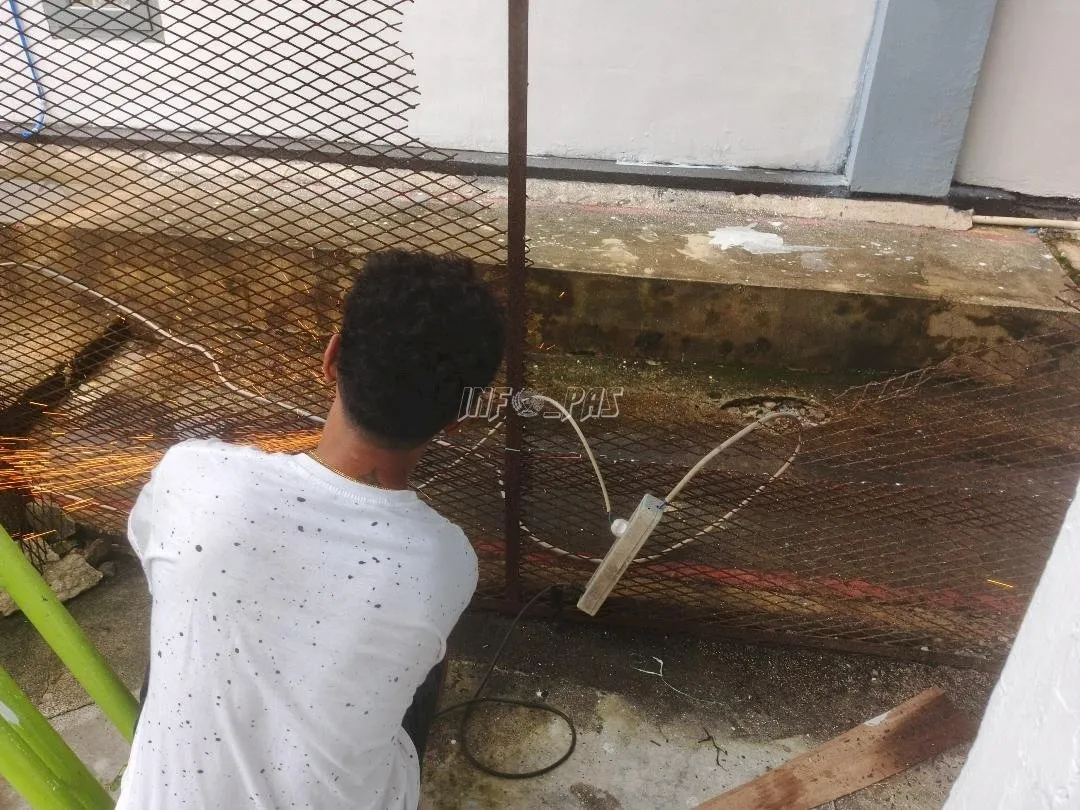 Lapas Kelas III Saparua perbaiki pagar jeruji lewat pengelasan untuk tingkatkan keamanan dan kenyamanan, untuk menjaga kenyamanan. (Web. Ditjenpas)