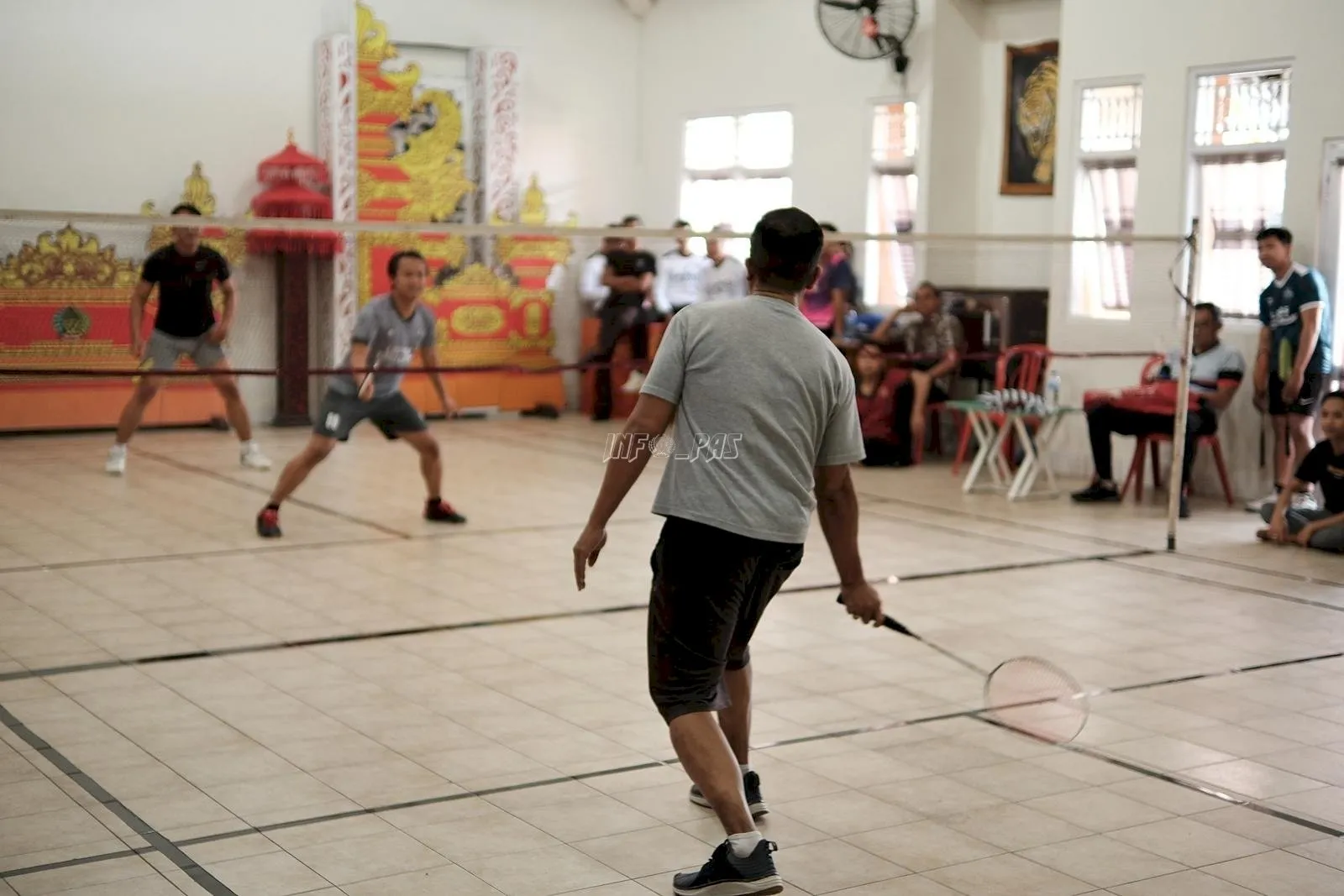 Lapas Kelas IIB Tabanan menggelar turnamen bulutangkis “Lapas Open” untuk meriahkan HUT ke-80 RI, Kamis (14/8), dengan aksi smes tajam para peserta. (Dok. Ditjenpas)