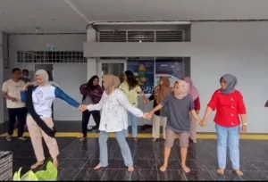 Peringatan HUT ke-80 RI di Lapas Tolitoli berlangsung meriah dengan lomba tradisional yang diikuti Dharma Wanita dan keluarga petugas. (Web. Ditjenpas)