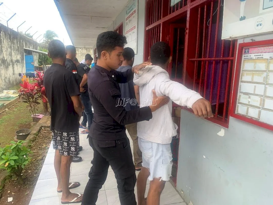 Lapas Kelas IIB Tual lakukan razia kamar hunian Blok III untuk memperkuat deteksi dini gangguan keamanan dan ketertiban, Rabu (20/8). (Web Ditjenpas)