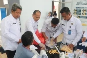 Petugas Lapas Pemuda Kelas IIA Madiun berhasil menggagalkan penyelundupan narkotika jenis sabu-sabu, Kamis (14/8). (Web Ditjenpas)