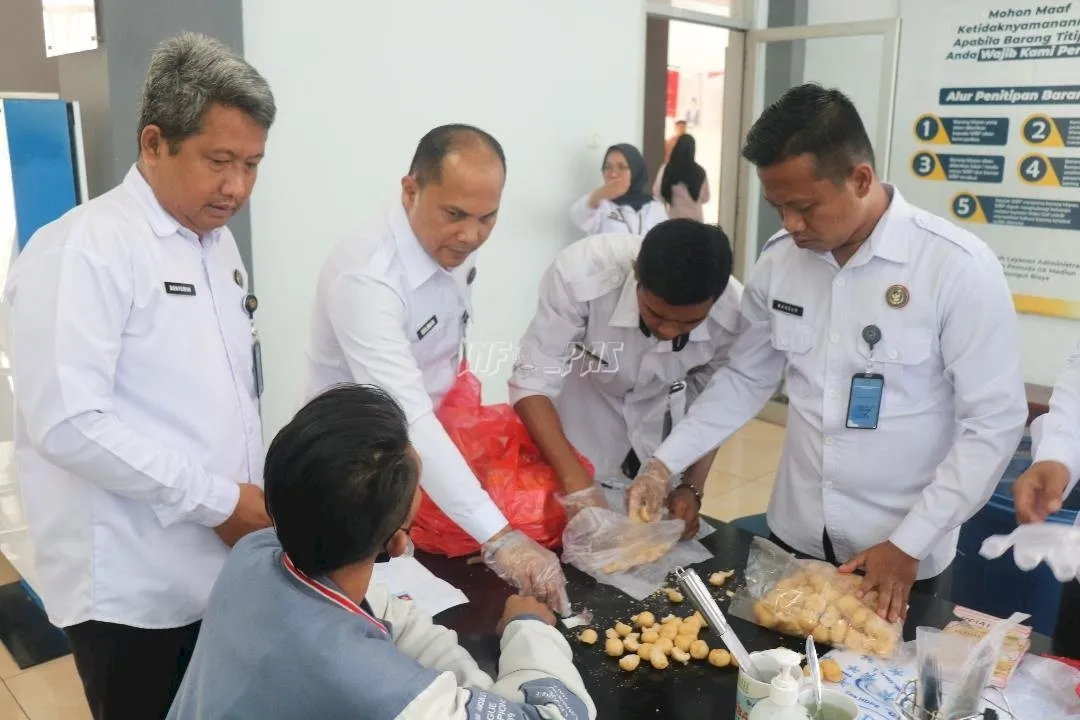Petugas Lapas Pemuda Kelas IIA Madiun berhasil menggagalkan penyelundupan narkotika jenis sabu-sabu, Kamis (14/8). (Web Ditjenpas)