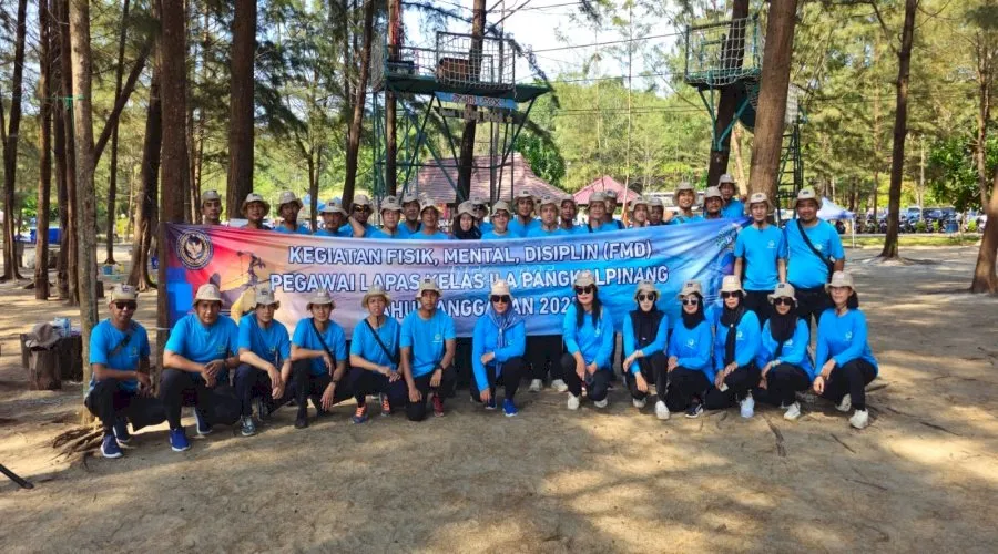 Lapas Kelas IIA Pangkalpinang gelar Pembinaan Fisik, Mental, dan Disiplin (FMD) bagi petugasnya di Pantai Tikus Emas, Kabupaten Bangka, Sabtu (9/8). (Web.Ditjenpas)