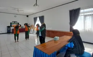Lapas Kelas IIB Batang kembali menghadirkan program pembinaan positif bagi Warga Binaan. Kali ini, di gelar kegiatan latihan tari di Aula Lapas Batang, Rabu (27/8). (Web: Ditjenpas)