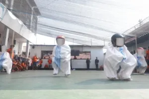 Lomba Balap Karung Warnai HUT ke-80 RI di Lapas Mojokerto