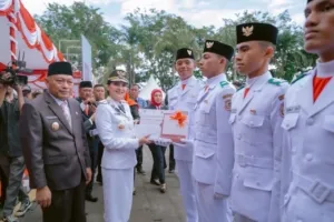 Gubernur Sherly Tjoanda, bersama Wakil Gubernur Sarbin Sehe, menyerahkan insentif dan laptop untuk Paskibraka yang telah sukses kibarkan bendera merah putih di HUT ke-80 RI.(Iren).