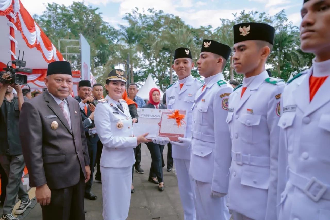 Gubernur Sherly Tjoanda, bersama Wakil Gubernur Sarbin Sehe, menyerahkan insentif dan laptop untuk Paskibraka yang telah sukses kibarkan bendera merah putih di HUT ke-80 RI.(Iren).