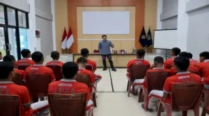 LPKA Kelas II Ambon gelar pelatihan teori meracik kopi dengan tutor Nevi Behuku dari SMK Negeri 5 Ambon, Rabu (27/8). (Web. Ditjenpas)