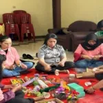 Bapas Kelas II Ambon gelar pelatihan kerajinan Mercy Pipe Cleaner untuk Klien sebagai dukungan pembimbingan kemandirian dan reintegrasi sosial. (Web. Ditjenpas)