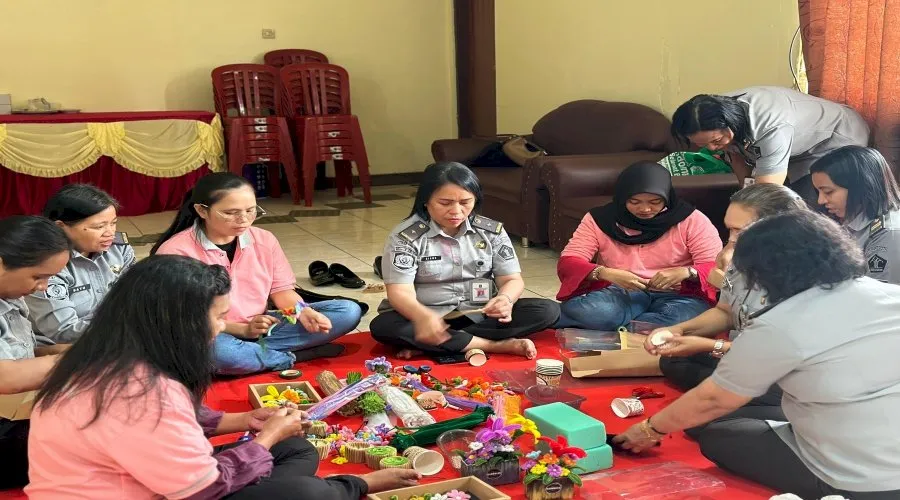 Bapas Kelas II Ambon gelar pelatihan kerajinan Mercy Pipe Cleaner untuk Klien sebagai dukungan pembimbingan kemandirian dan reintegrasi sosial. (Web. Ditjenpas)