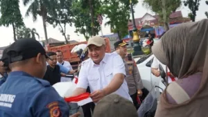 Meriahkan HUT ke-80 RI Bupati Bogor Bagikan Bendera Gratis