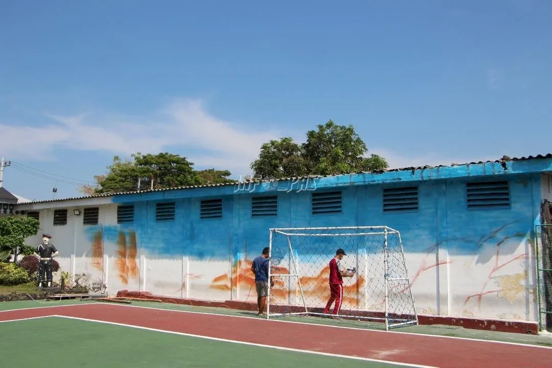 Lapas Kelas I Madiun menghadirkan inovasi pembinaan melalui kegiatan melukis mural. Kegiatan untuk mengasah kreativitas Warga Binaan ini berlangsung di area dalam Lapas, Senin(25/8). (Web. Ditjenpas)