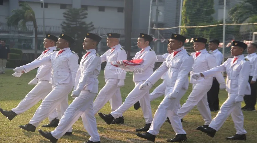 Pengibaran bendera merah putih oleh Narapidana kasus terorisme (Napiter) pada Hari Ulang Tahun (HUT) Ke-80 Republik Indonesia, Minggu (17/8). (Web. Ditjenpas)