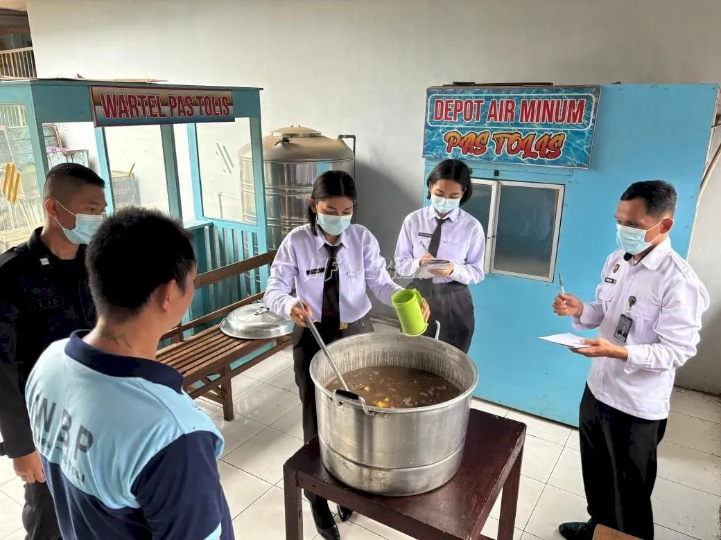 Lapas Tolitoli bagikan nutrisi tambahan berupa kolak ubi dan kacang hijau bagi 245 Warga Binaan, Kamis (21/8), untuk dukung kesehatan dan gizi. (Web Ditjenpas)