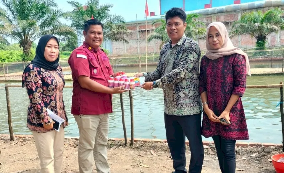 Lapas Kelas IIB Sarolangun menerima bantuan obat dan probiotik dari Disnakkan Sarolangun untuk mendukung budidaya ikan, Kamis (28/8). (Web: Ditjenpas)