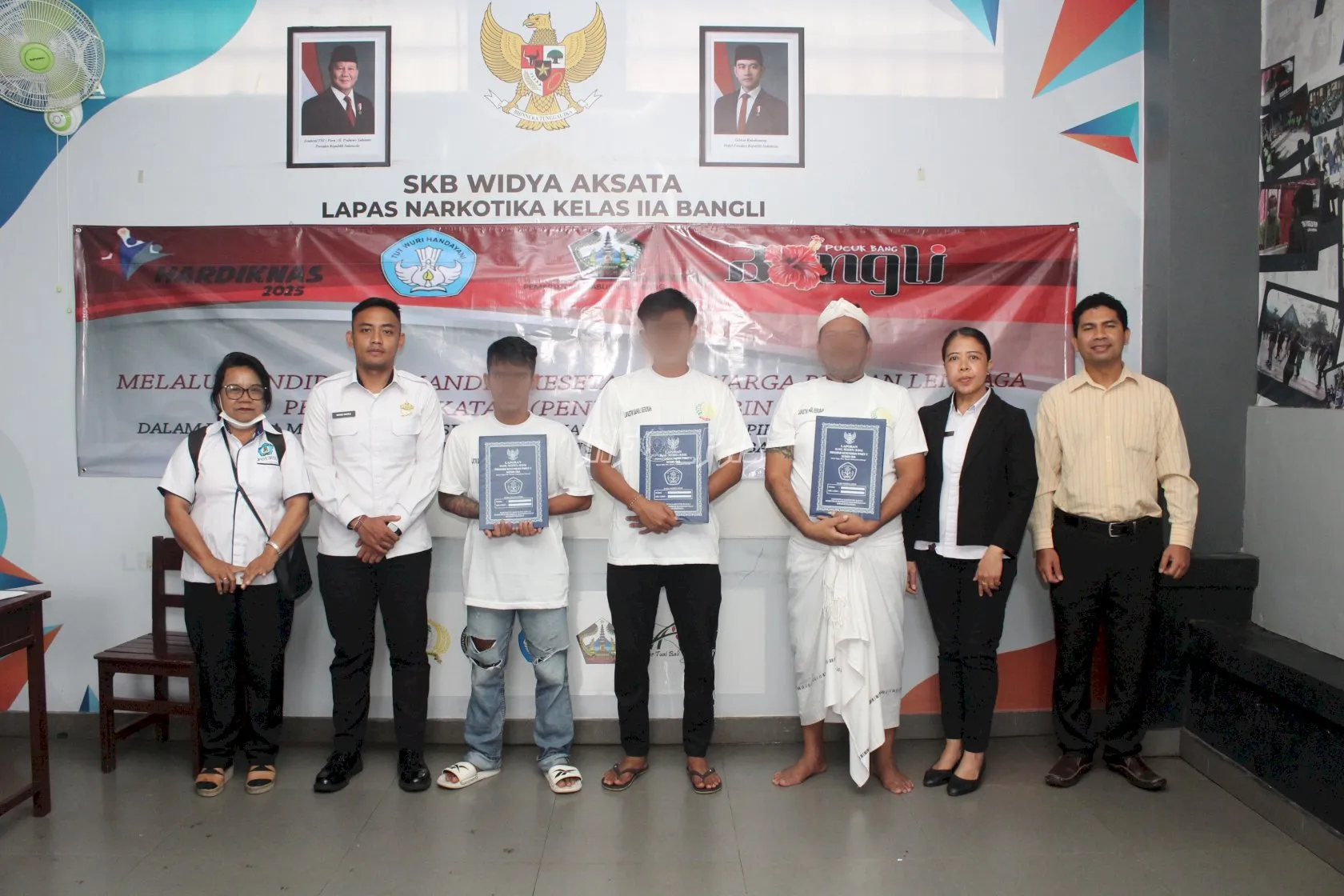 Sebanyak 17 Warga Binaan Lapas Narkotika Bangli terima rapor Paket C Kelas XI semester genap, disambut antusias di aula Lapas, Rabu (27/8). (Web: Ditjenpas)