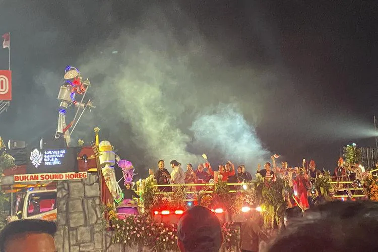 Mobil karnaval kementerian memeriahkan HUT RI ke-80 di Monas, Jakarta, malam 17 Agustus 2025. (Hanifah Salsabila)