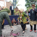 Wakil Bupati Malang, Lathifah Shohib, membuka pasar rakyat di Singhasari Jayanti Festival pada Kamis, 28 Agustus 2025. (Prokompim Kabupaten Malang)