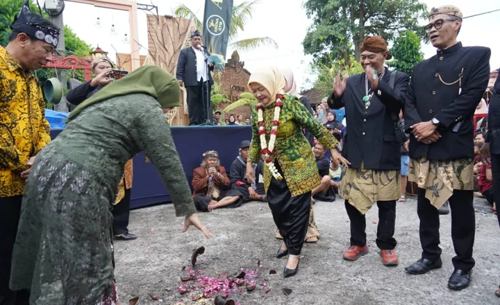 Wakil Bupati Malang, Lathifah Shohib, membuka pasar rakyat di Singhasari Jayanti Festival pada Kamis, 28 Agustus 2025. (Prokompim Kabupaten Malang)