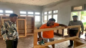 Lapas Saumlaki libatkan Warga Binaan dalam pembuatan 10 kusen jendela lengkap pesanan masyarakat, Sabtu (23/8). (Web. Ditjenpas)
