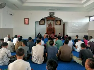 LPKA Kelas I Medan bekerja sama dengan Kelompok Kerja Penyuluh (Pokjaluh) Kota Medan mengadakan pengajian bertema "Kedudukan dan Hikmah Salat" di Masjid Al-Hadi LPKA Medan, Kamis (28/8). (Web: Ditjenpas)