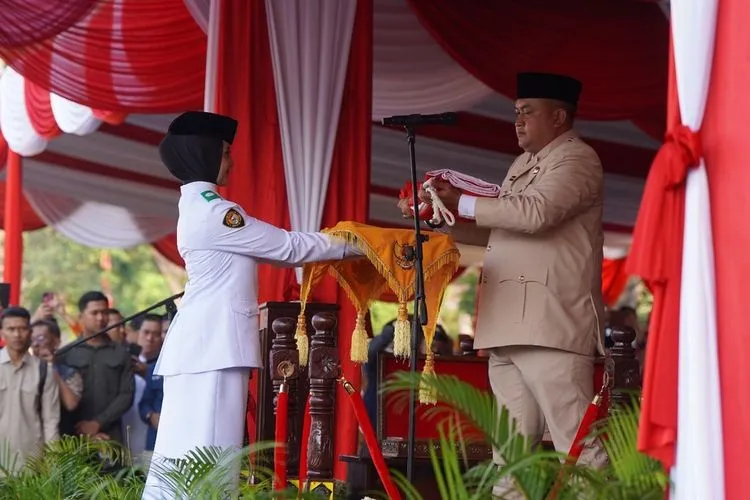 Perjuangan Sosok Pembawa Baki Upacara HUT RI di Kab Bogor
