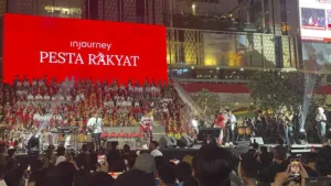 Warga memadati panggung Pesta Rakyat di Sarinah, Jakarta Pusat, pada 17 Agustus malam, menyaksikan penampilan ‘Sang Mantan’. (Fadhil Pramudya)
